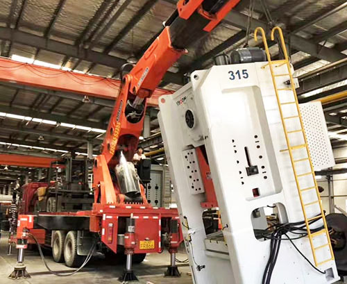 重兴镇附近随车吊出租，轻松解决运输难题