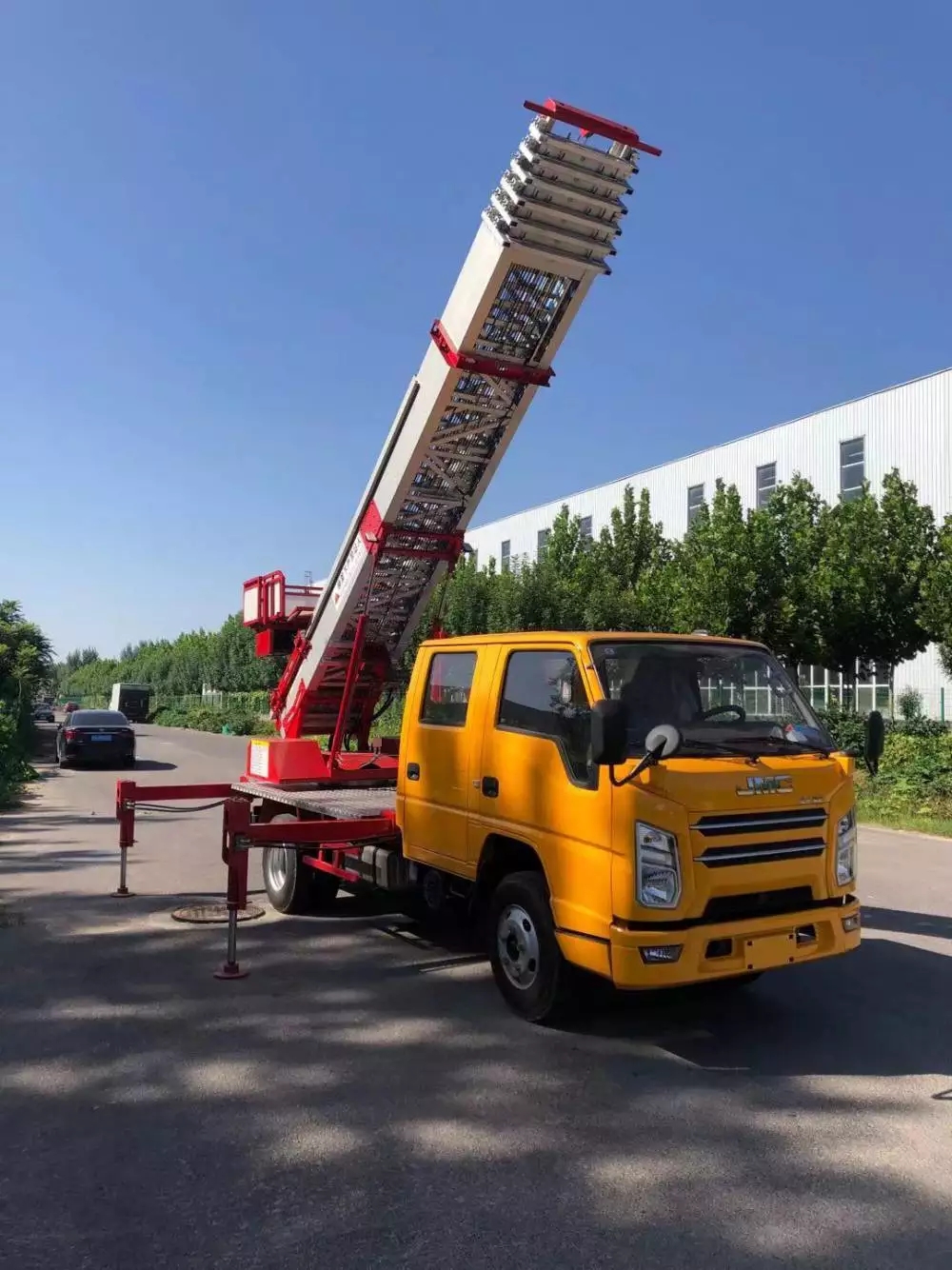 重兴镇附近的云梯车出租服务：轻松解决高空作业需求